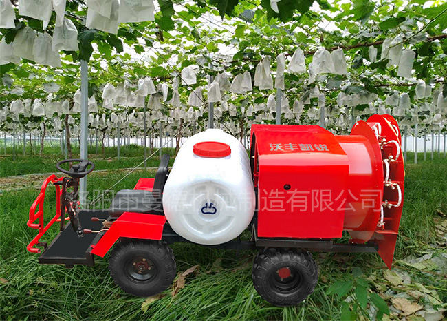 四輪車(chē)(che)打(da)藥(yao)機(jī)(ji)